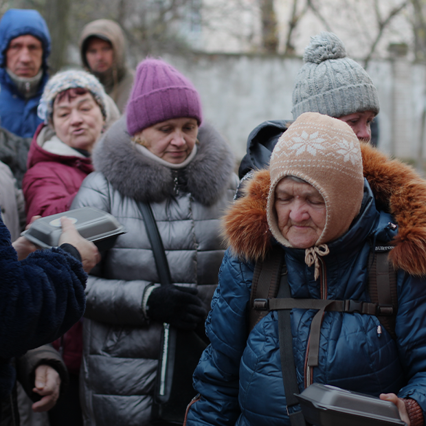 «Стали как местные, которые свыклись со звуками взрывов»: Как казахстанские врачи помогают украинцам