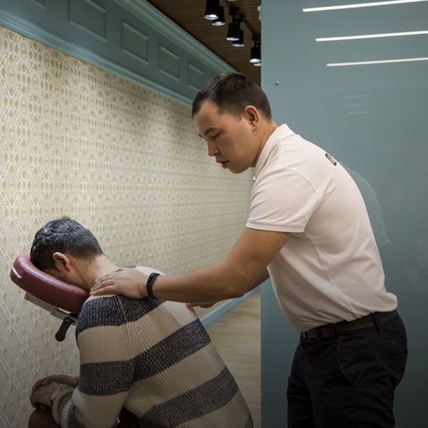 Chairmassage: Как семейная пара запустила первый в Алматы сервис массажа с выездом в офис — Предприниматели на Village Казахстан