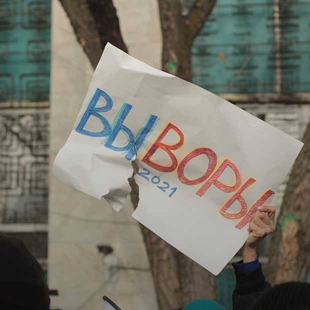Как прошли митинги в Алматы: СОБР, оцепление и порванные плакаты — Фоторепортаж на The Village Казахстан