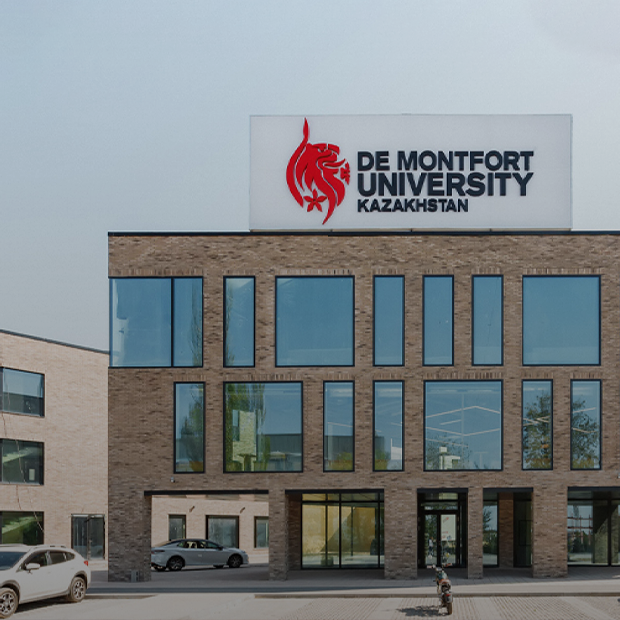 Я учусь в De Montfort University Kazakhstan