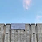 Над зданием драмтеатра имени Ауэзова появился плакат с надписью «Избей меня за предупреждение»