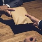 Ректора Карагандинского университета подозревают в даче взятки 
