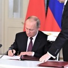 Путин подписал закон, запрещающий чиновникам в России использовать иностранные слова