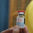 Великобритания одобрила первую в мире вакцину от омикрон-штамма