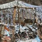На Сайране нашли загадочное дерево с лентами и шалаш с журналами «Мысль»