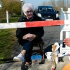 Пожилая пара каждый день встречается на границе: Они разделены из-за коронавируса