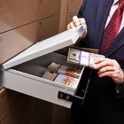 Женам и детям казахстанских чиновников не запретят иметь счета за рубежом