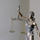 Кризисный центр укрыл жертву насилия. Теперь директор судится с ее мужем — полицейским