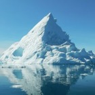 Самый большой в мире айсберг раскололся