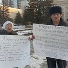 В Уральске супруги-пенсионеры вышли на пикет с требованием возместить им ущерб