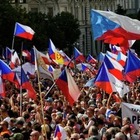 Тысячи людей вышли на митинг против экономической бедности в Чехии
