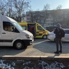 На активистку, прижатую к здания отрядом СОБР, упал кусок льда 