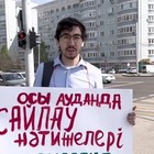 Активист Равкат Мухтаров провел пикет в Алматы против итогов выборов