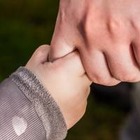 В Казахстане людям с диагнозами ВИЧ и СПИД разрешили усыновлять детей