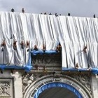 В Париже упакуют Триумфальную арку