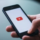 Бывший модератор YouTube подала на соцсеть в суд из-за испорченной психики