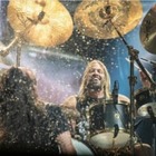 Барабанщик Foo Fighters записал учебное видео на карантине
