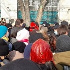 Митингующих в Алматы отпустили из оцепления и снова окружили. В первом оцеплении они стояли 2,5 часа