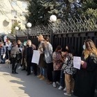 В Бишкеке возле посольств России и Украины проходят митинги