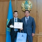 Аким Алматы наградил парня, спасшего женщину от экс-мужа в автобусе