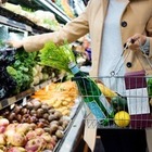 Доходов 36 % казахстанцев хватает лишь на еду и одежду — опрос