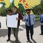 В Костанае парень вышел с плакатом «У меня украли мой голос». Его задержали