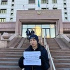 Журналист Masa Media провел акцию против создания реестра «иноагентов» в Казахстане