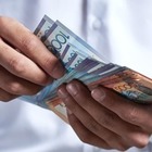 Расслоение доходов: В Казахстане официант зарабатывает больше врача и учителя