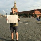 На Красной площади в Москве задержали журналиста с пустым плакатом
