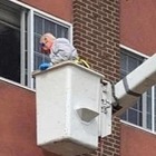 88-летний американец поднялся к окну жены на подъемном кране