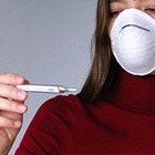 Близким контактам заболевших COVID-19 разрешили отбывать карантин дома