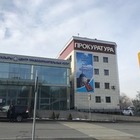 Десятки людей с плакатами собрались в здании прокуратуры Алматы