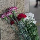 Алматинцы несут цветы к зданию аэропорта 
