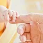 В Великобритании впервые родился ребенок с ДНК трех родителей