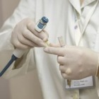 Около сотни волонтеров в Великобритании заразят COVID-19 для тестирования вакцины
