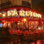 Протестующие в Париже подожгли ресторан La Rotonde
