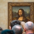 Переодетый в пенсионерку мужчина бросил торт в «Мону Лизу»