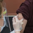 В Германии медсестра вместо вакцины ставила физраствор