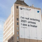 «Я не начну 2021, пока не увижу трейлер»: Twitter разместил билборды с шутками о 2020 годе