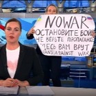 Сотрудница «Первого канала» устроила в эфире антивоенную акцию