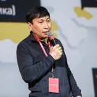 Марафонец Марат Жыланбаев продает свой золотой депутатский значок