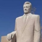 Непропорциональный памятник Кунаеву начали устанавливать без разрешения