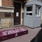 Нацболы принесли гроб к консульству Казахстана в Санкт-Петербурге