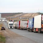 На границе Казахстана с Россией образовались большие автомобильные пробки