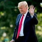 Дональд Трамп прикоснулся к королеве Елизавете II. Британцев это разозлило