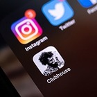 В мире набирает популярность Clubhouse — соцсеть, где общаться можно только голосом