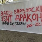 Здесь варварски убит дракон: На месте снесенной мозаики появились граффити с возмущениями