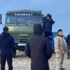 Водители догоняли и блокировали военную автоколонну прямо в степи