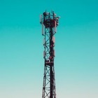В Англии сожгли 5G антенны: Люди думали, что через них распространяют коронавирус