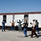Вооруженные американцы протестуют против карантина и защищают бизнес, открытый вопреки запретам